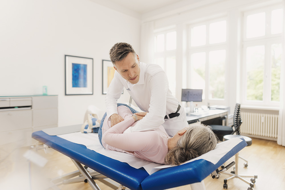 Manuelle Therapie bei einem Patienten